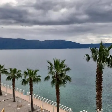 Apartament Luxury Two Bedrooms And Two Balcony Beachfront Wlora